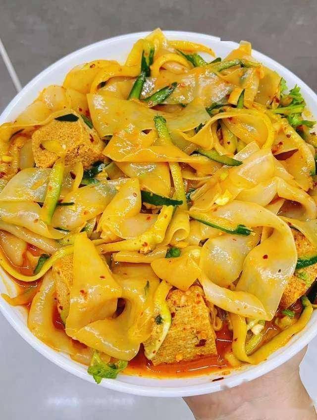 涼皮勁道有秘方，多加這一物，筋道爽滑不發硬，比小吃店的還好吃